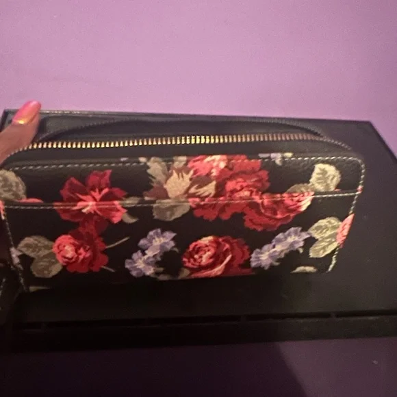 Stone Mountain Bonded Leather Floral Black Wallet - Picture 5 of 7